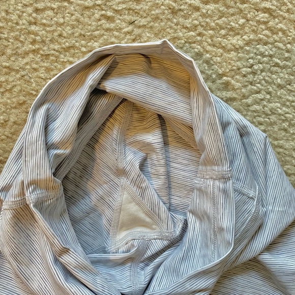 Peloton Lululemon size 8 energy bra and size 6 Lululemon leggings. - Picture 3 of 3